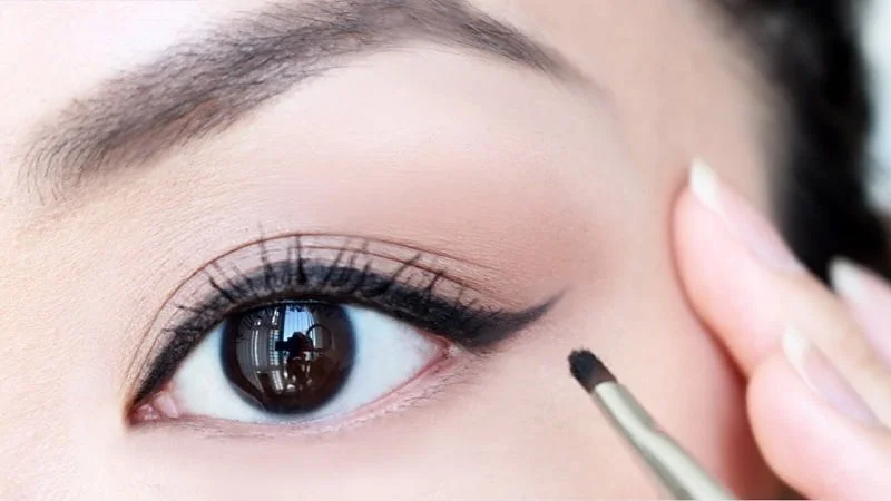 cach ke eyeliner.jpg